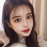 正面からうつむいているジュエリー美容外科モデルの自撮り顔写真