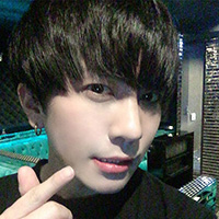 正面を斜めに眺めながら指ハートをしているジュエリー美容外科の男性モデルの自撮り顔写真