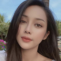 顔を左に傾けた長髪のジュエリー女性モデルの自撮り顔写真