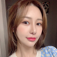 左から右に斜めに撮影したジュエリー美容外科モデルの自撮り顔写真