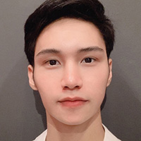 正面を眺めるジュエリー美容外科の男性モデルの自撮り顔写真