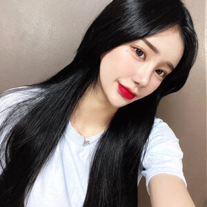 正面から首を左に傾けて撮った長髪のジュエリー美容外科モデルの自撮り写真